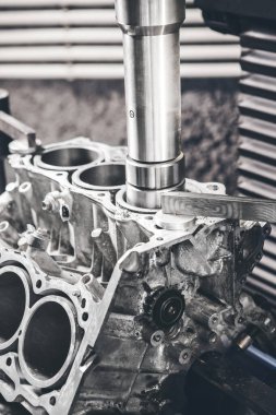 Otomatik motor silindiri bilgisayar sayısal kontrollü makinede sıkıcıdır. Motor skorunun onarımı ve kaldırılması. Pistonun altında, motor kolu üzerine Bilgisayar Numerikli makine kullanarak sıkıcı