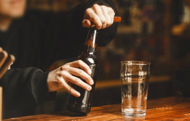 Barmen, Pub 'daki Parlak Bar Tezgahında Bir Şişe Bira Açtı