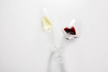 Küçük şaraplar geniş ve dar kâselerle kök bardaklara dökülüyor. Yüzeyde çapraz duran şarap kadehlerinde beyaz ve kırmızı içecekler. Parti için davetiye pankartı, bar ve restoran için menü kapağı.