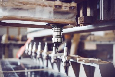 Cnc ahşap kesici. Sayısal kontrollü makine, çeşitli yönlendirici bitleri.