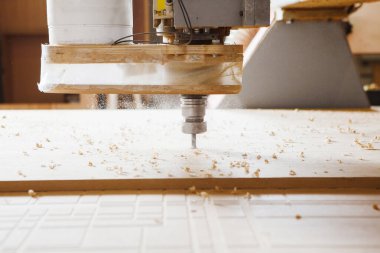Sayısal kontrollü bir makine kullanarak odun kesmek. Cnc aracı. Ahşap endüstrisi.