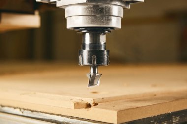 Sayısal kontrol ile yakın çekim makine ahşabı keser. Cnc aracı. Ahşap endüstrisi.