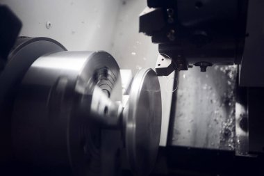 CNC torna makinesi metal şaft parçalarını kesti. CNC dönüşüm makinesinin yüksek teknolojili metal işlemesi. Yüksek kalite fotoğraf