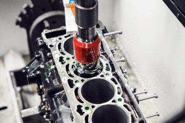 CNC makinesinde elmas bileme motoru. Silindir sıkıcı motor makinesi, araba atölyesi. 