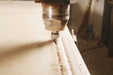 CNC router makinesi raf kompleksinin bir planını oluşturur. Bilgisayar sayısal kontrollü araçlar. Ahşap endüstrisi.