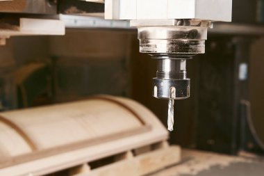 Sayısal kontrollü bir makine kullanarak odun kesmek. Cnc aracı. Ahşap endüstrisi.