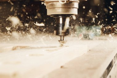 Sayısal kontrollü bir makine kullanarak odun kesmek. Cnc aracı. Ahşap endüstrisi.