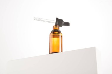 Kimyasal sıvı, parfüm, yağ ve serum için cam damlalar izole edilmiş arka planda beyaz dikdörtgen şeklinde. Spa, masaj, cilt bakım ürünleri kataloğu için kahverengi şişe..