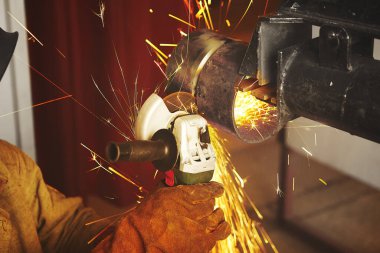 Değirmenci ile metal kesme işçisi yakın çekim. Endüstriyel iş.