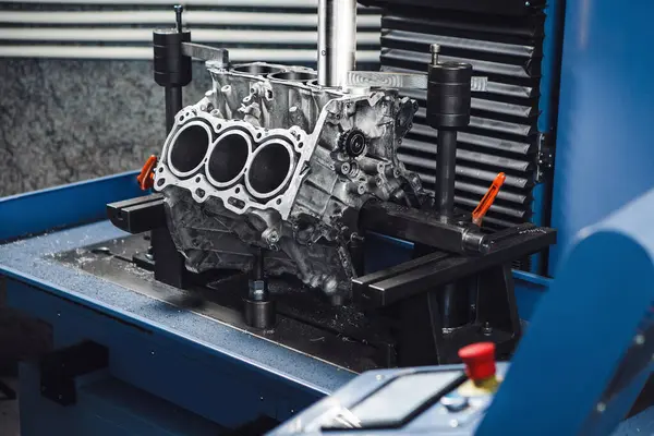 CNC makinesinde üç silindirli motor tamiri. Pistonun altında, Bilgisayar Sayısal Kontrollü makine kullanarak sıkıcı. Motor skorunun yenilenmesi ve kaldırılması, güç artışı. 