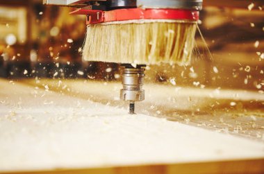 Cnc makinesi çalışıyor, odun kesiyor. Ahşap endüstrisi. Bilgisayar sayısal kontrollü aygıt, çeşitli yönlendirici bitleri.