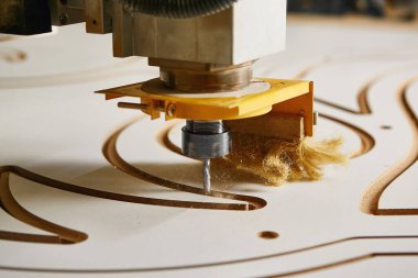 CNC değirmen makinesi. Ahşap fabrikasında sondaj makineleri olan bir makine. Bilgisayar sayısal denetimi.