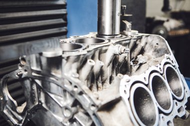 Motor silindiri cnc makinesinde sıkıcıdır. Pistonun altında, motor kolları üzerinde Bilgisayar Numerik Kontrollü makine kullanarak sıkıcı. Motor skorunun onarımı ve kaldırılması. 