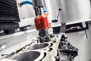 CNC engelleme, motor tamiri, kapatın. Motor makineleri bölümünde otomatik bileme makinesi tüm motor bloklarını yüksek standartlara çıkarmak için kullanılır.. 