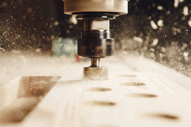 Cnc ahşap kesici. Sayısal kontrole sahip makine, marangozluk endüstrisi.