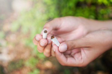Sigara içilmeyen, sigara içilmeyen, sigaraya karşı verilen mücadeleyi ve sigarasız bir geleceğe olan bağlılığı sembolize eden, bir elin bu etkili görüntüsüyle değişimi güçlendir. Dünya 'da Tütün Yok Günü' nü kutluyoruz