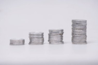 Bozuk para yığınında bir ağacın büyümesi. Finansal büyüme kavramı, yükselen hisse senedi kavramı, yatırım kavramı.