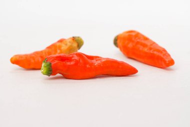 Beyaz arkaplanda kırmızı biber izole