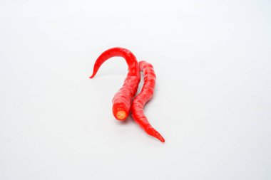 Beyaz arkaplanda kırmızı biber izole