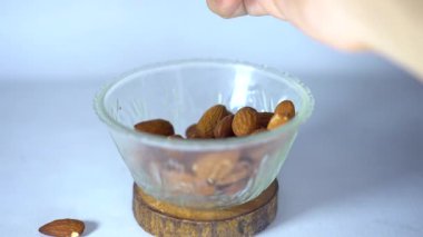 Masadaki tahtadan badem tohumları