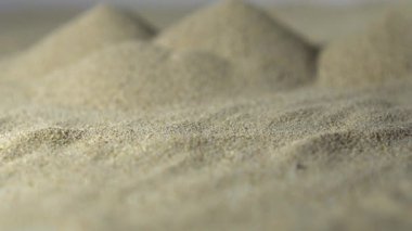 Beyaz Arkaplanda Minyatür Çöl Sahnesi