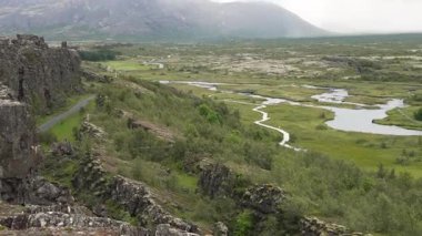 İnsansız hava aracı görüntüleri kayalık uçurumlar, dolambaçlı yürüyüş yolları ve İzlanda 'nın dramatik bir manzarasından akan nehirler gösteriyor. Eşsiz arazi, jeolojik oluşumları yeşil çayırlar ve sakin suyla harmanlıyor..