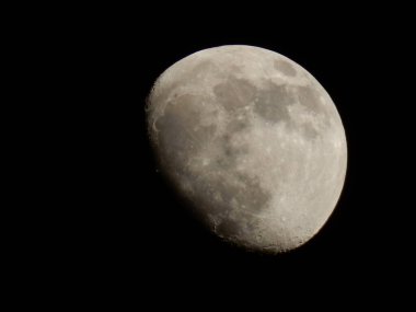 Kraterli Ay çok yakın.