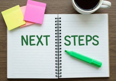 Yeşil NEXT STEPS ve işaretleyicili dizüstü bilgisayarın yukarıdan aşağı görünümü