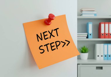 gerçekçi ofis turuncu yapışkan not ayarlama sonraki adım görev planlama