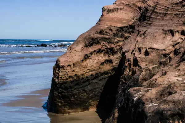 Sahilde kaya oluşumu, dalga aşınmasıyla şekillenen doğal doku..