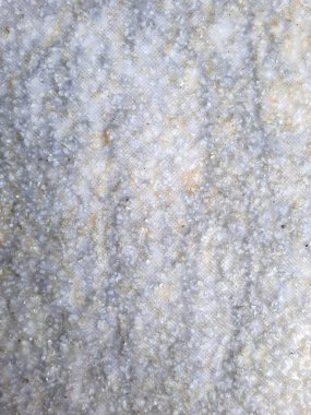 Açık renkli kayma önleyici karonun makro fotoğrafı. Kabataslak mineral taneciklerinden yapılmış, güvenli zemin döşemesi için ideal..