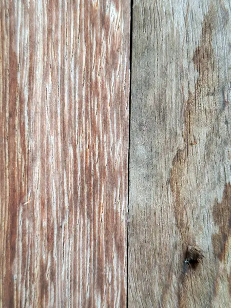 Farklı dokulara sahip iki tahta yan yana birleşerek pürüzsüz aşınma ve belirgin tahıl desenleri arasındaki zıtlığı vurguluyor..