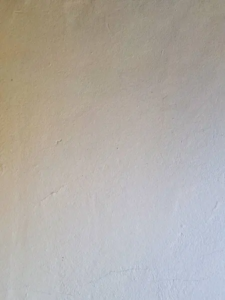 Tarafsız tonlarda boyanmış bir iç duvar yüzeyinin yakın plan görüntüsü, pürüzsüz bir alçı dokusu ve ince çizikler ve asgari boya kusurları gibi küçük iğne ucu kusurları içeriyor. Baskın renk açık bej, beyaz renkli, ikna edici.