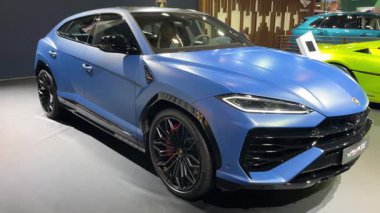 BRÜKSEL, BELGIUM - 10 Ocak 2025: Lamborghini Urus SE performans SUV ve Lamborghini Temerario orta motor prize takılı hibrit spor araba Brüksel Motor Fuarı 'nda sergileniyor.