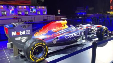 BRÜKSEL, BELGIUM - 10 Ocak 2025: Red Bull RB8 Formula 1 yarış arabası 2025 Brüksel Motor Fuarı 'nda sergileniyor.