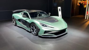 BRÜKSEL, BELGIUM - 10 HAZİRAN 2025: Rimac Nevera R elektrik pilli spor araba Brüksel Motor Fuarı 'nda sergileniyor.