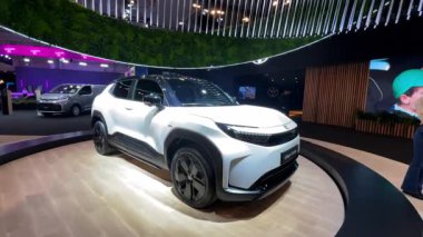 BRÜKSEL, BELGIUM - 10 Ocak 2025: Toyota Şehir Kruvazörü kompakt arazi aracı 2025 Brüksel Motor Fuarı 'nda sergileniyor.