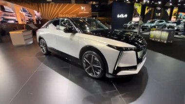 BRÜKSEL, BELGIUM - 10 HAZİRAN 2025: DS N8, Brüksel Motor Fuarı 'nda sergilenmekte olan elektrikli lüks otomobil.