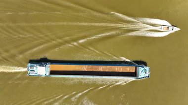 Ijssel nehrinde yelken açan bir yük gemisi Zwolle 'un yukarısından görülen bir bahar gününde.