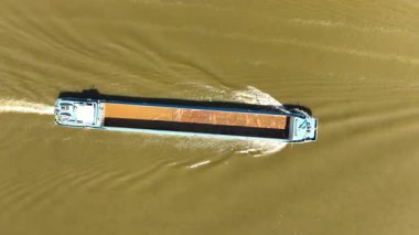 Ijssel nehrinde yelken açan bir yük gemisi Zwolle 'un yukarısından görülen bir bahar gününde.