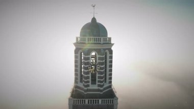 Zwolle Peperbus kilise kulesi, sonbahar gündoğumunda şehir merkezindeki hava aracının sisi üzerinde yükseliyor..