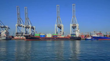 Hollanda 'daki Rotterdam limanındaki konteynır terminaline yanaşıyor..