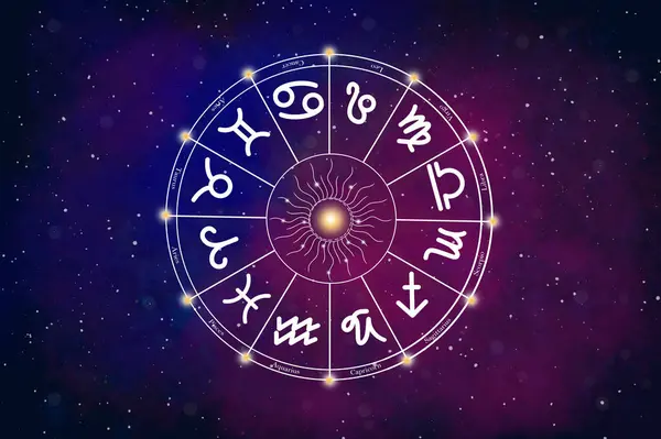 Fidan büyüyen ağaçlar elinde. Ağaç doğa alan çim orman koruma kavramı üzerinde tutarak Bokeh yeşil arka plan el