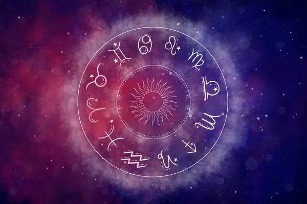 Güzel renkli yıldızlı arka planda 12 zodyak sembolü olan batı astroloji çemberi. Vektör illüstrasyonu.