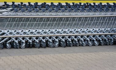 Süpermarkette birçok metal alışveriş arabası var..