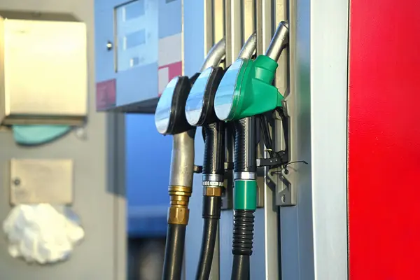 Benzin istasyonundaki benzin silahları yakın planda.