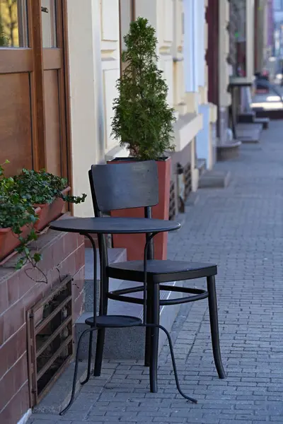 Bir müşteri için minimalist sokak kafesi.