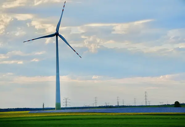 Rüzgar türbinleri ve güneş panelleri ile elektrik üretimi