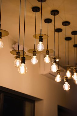 Çoklu tavan lambaları yakın çekim.