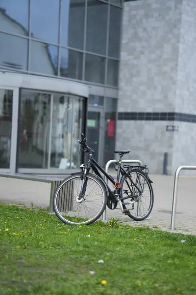 Şehir manzarasının ortasında park edilmiş tek bir bisiklet..